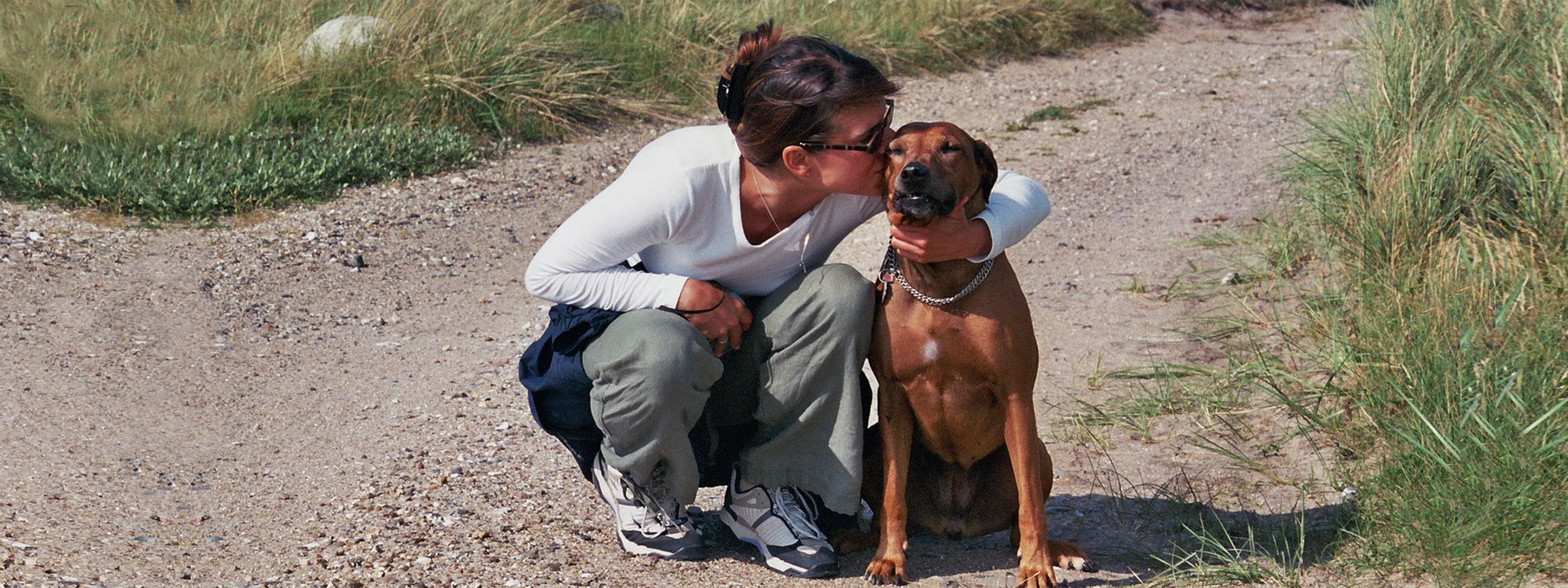 Bonnie mit Frauchen beim Gassi gehen